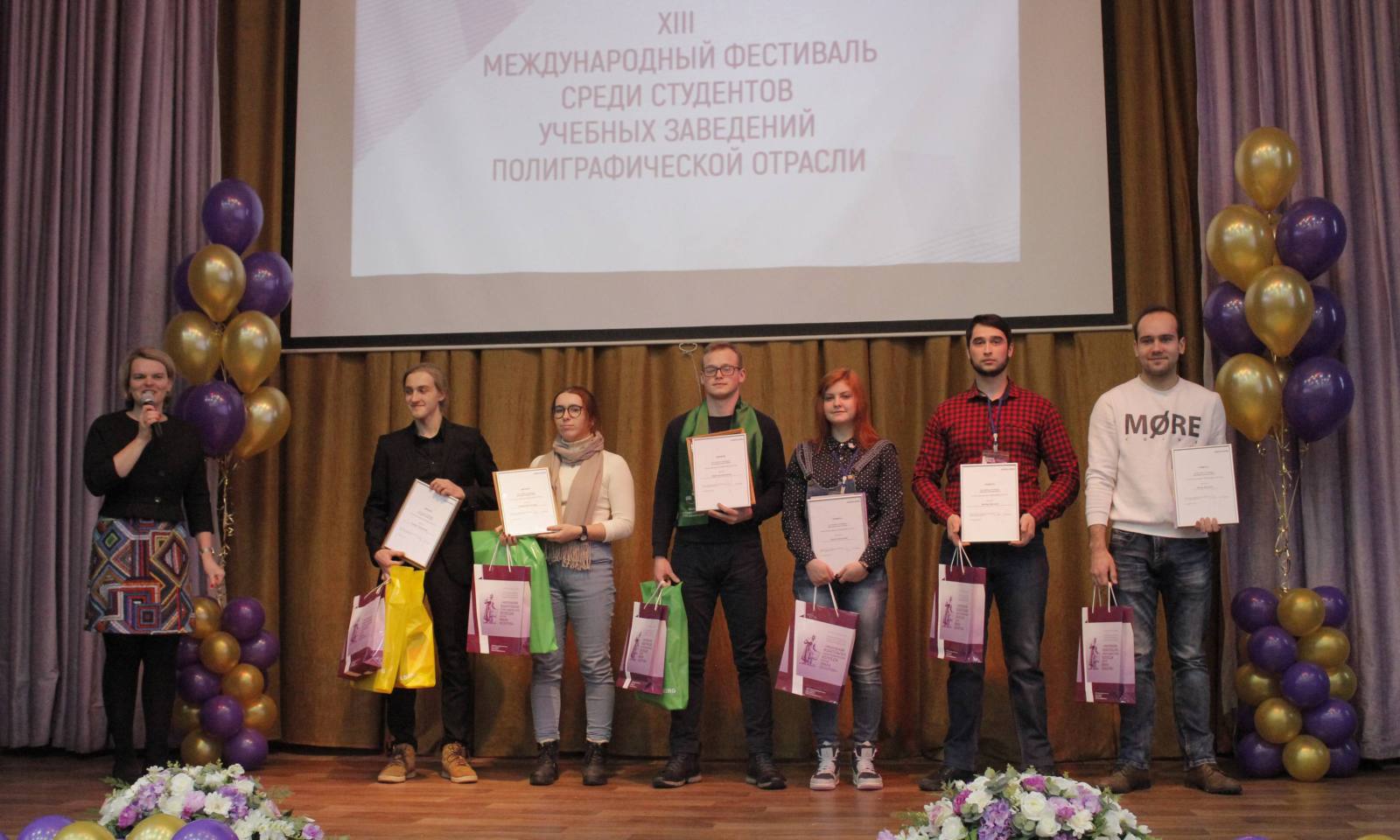 Награждение по итогам конкурса «Лучший печатник 2019» (слева направо): Ольга Бадулина (менеджер по PR и рекламе «Гейдельберг-СНГ»), тройка лидеров (Андрей Полунченко, Елизавета Чувпило, Кирилл Шапурин) и другие участники конкурса. 